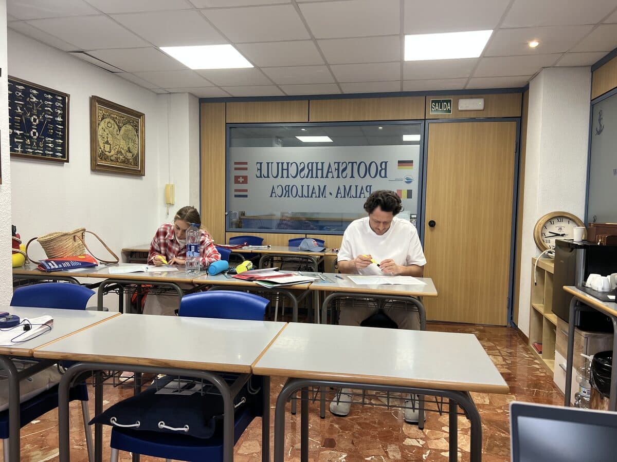 Schüler beim Lernen im Klassenraum
